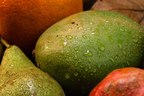 新鲜的秋天收获的水果在质朴的木制背景-股票照片图片下载