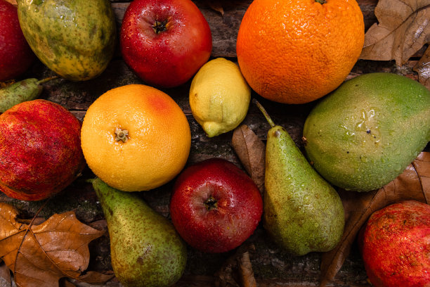 新鲜的秋天收获的水果在质朴的木制背景-股票照片图片下载