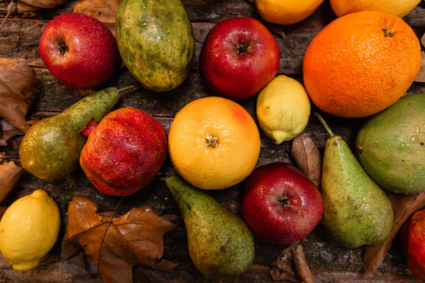 新鲜的秋天收获的水果在质朴的木制背景-股票照片图片下载