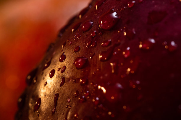 微距拍摄红苹果与水滴-股票照片图片下载