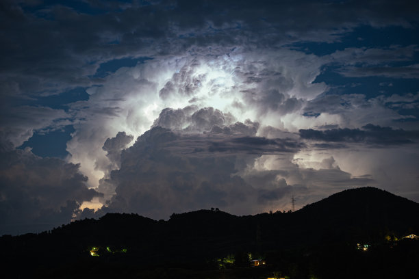 雷雨云被闪电照亮图片下载