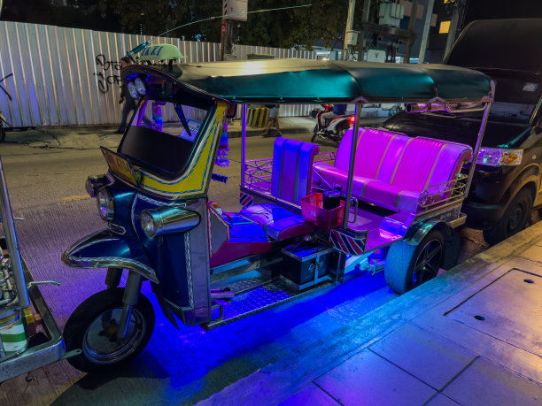 晚上，曼谷素坤逸路11号，霓虹灯下的嘟嘟车、俱乐部和酒吧图片下载