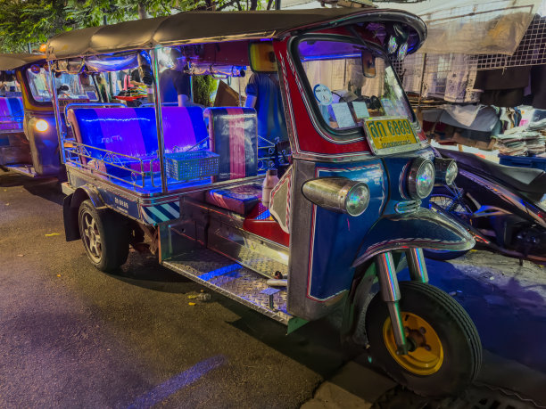 晚上，曼谷素坤逸路11号，霓虹灯下的嘟嘟车、俱乐部和酒吧图片下载