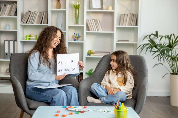 长发女语言治疗师向一个长发小病人展示图片图片下载