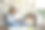 长发女语言治疗师向一个长发小病人展示图片图片下载