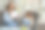 长发女语言治疗师向一个长发小病人展示图片图片下载