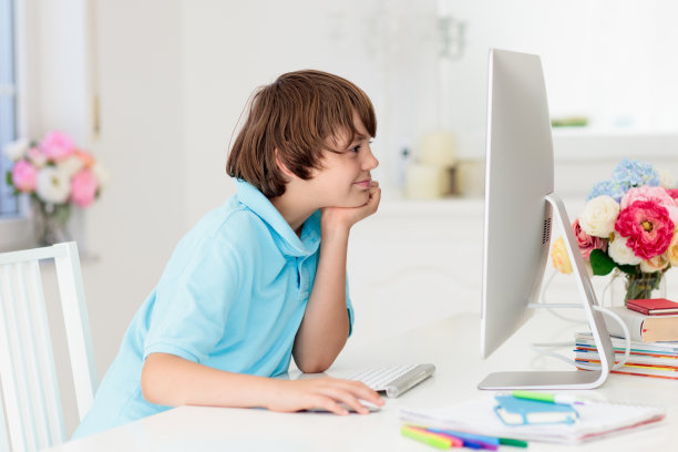 回到学校。教室里的孩子图片下载