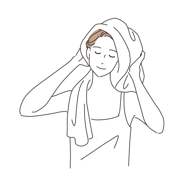 一个女人洗完澡后用毛巾擦头发图片下载