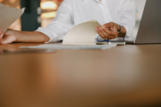 一个整洁有序的工作空间，有文件、文件和放在桌子上的笔记本电脑图片下载