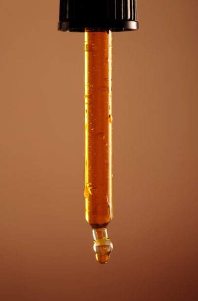 黄色的油从移液管里倒出来，一滴一滴的油图片下载