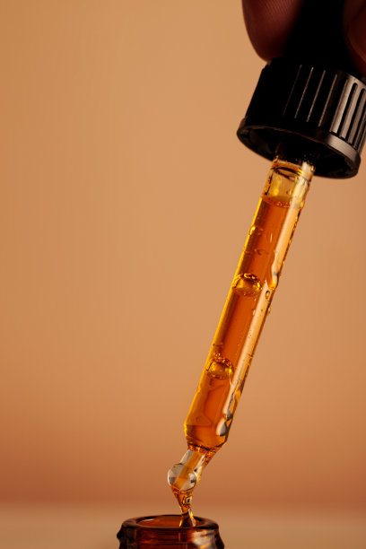 黄色的油从移液管里倒出来，一滴一滴的油图片下载