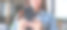 一个女人手持并使用手机的特写图片图片下载