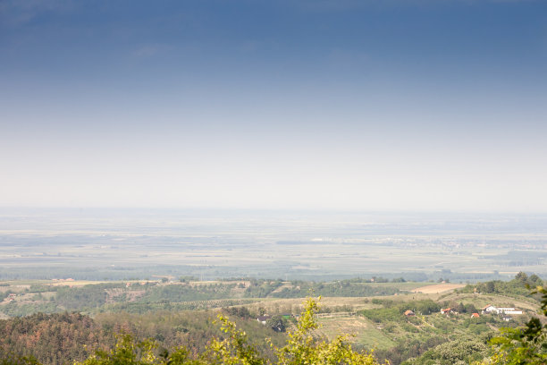 从塞尔维亚弗鲁斯卡戈拉鸟瞰广阔的伏伊伏丁那平原。这张照片捕捉到了晴朗天空下的广阔景观，展示了该地区的自然美景。图片下载