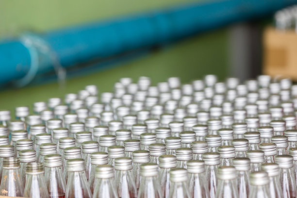 果汁在工厂里装在玻璃瓶里装饮料。食品厂的玻璃瓶装果汁，饮料厂的灌装生产线图片下载