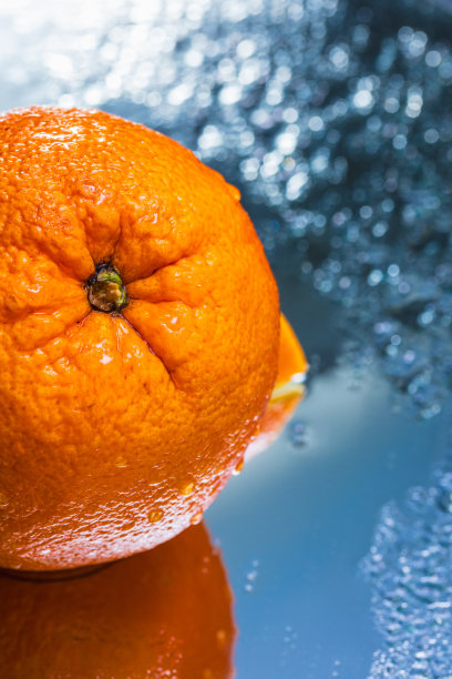 整个橙色在反射表面上的抽象排列-库存照片图片下载