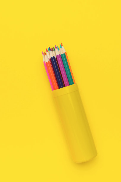 鲜艳的彩色铅笔在黄色的情况下，明亮的黄色背景-理想的艺术和创意股票照片图片下载