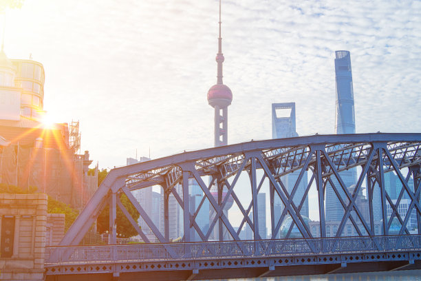 中国上海日出时的外白渡桥。图片下载