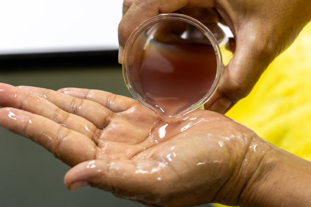 液皂的制作过程及实验室液皂测试。图片下载