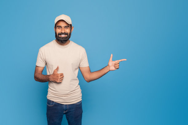 穿白衬衫戴帽子的男人指着图片下载