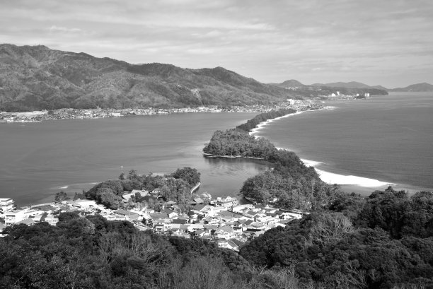 在日本京都北部的日本海上拍摄的黑白照片，这是日本最美丽的风景之一图片下载