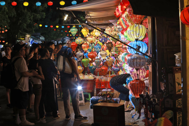 在会安老城悬挂丝绸灯笼图片下载