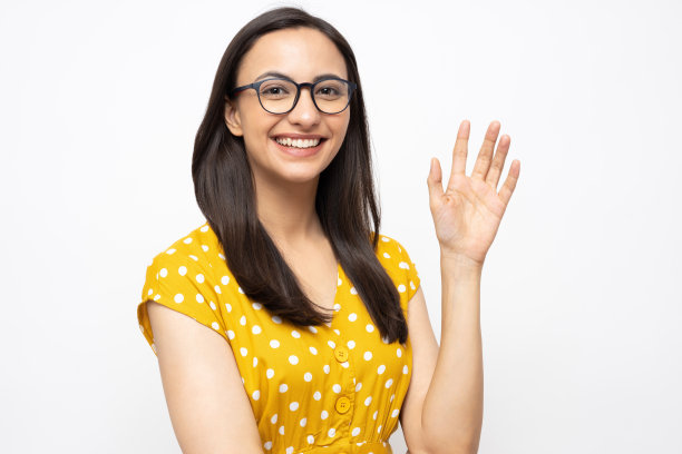 漂亮的女士穿着白色的圆点裙孤立在白色背景股票照片图片下载