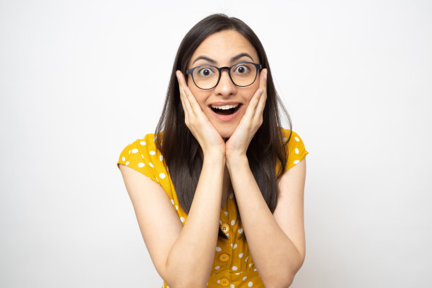 漂亮的女士穿着白色的圆点裙孤立在白色背景股票照片图片下载