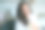 年轻美丽的女人用木梳梳着她的长发。自我保健。图片下载