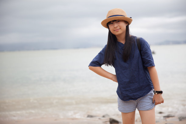 一个美丽的小女孩在海边旅行的照片图片下载