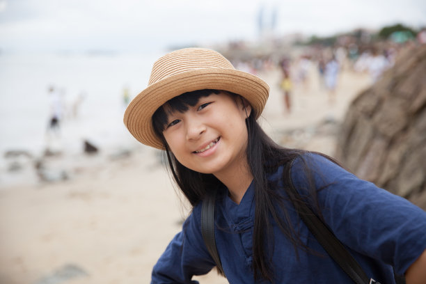 一个美丽的小女孩在海边旅行的照片图片下载