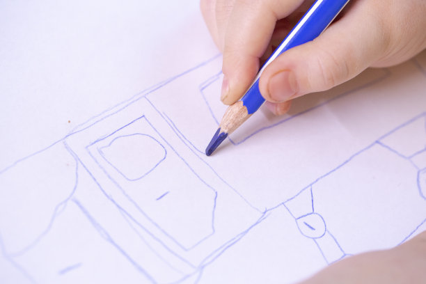 年轻艺术家的双手专注于在纸上作画图片下载