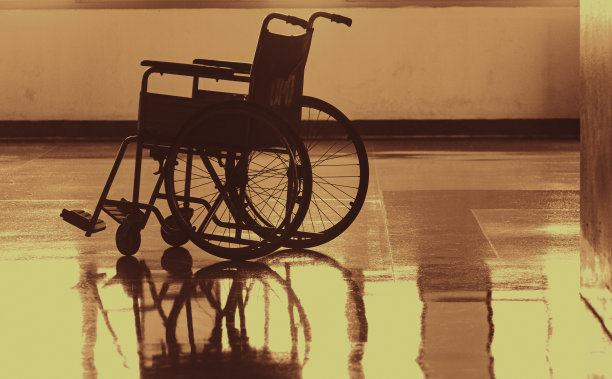 医院里病人用移动轮椅的剪影。图片下载