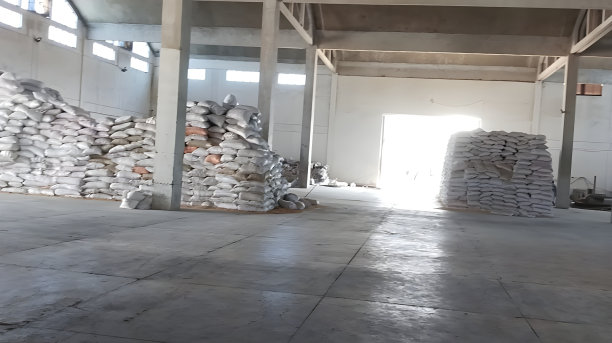 仓库里堆满了堆放的麻袋，工业储藏室里堆满了白色的袋子，大宗物资组织在一张-工厂设置的图片库照片里图片下载