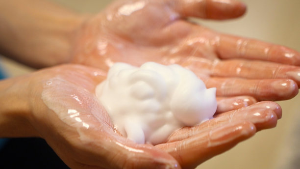 用泡沫肥皂对双手进行特写图片下载