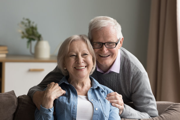 70多岁的老夫妻在家里拥抱的照片图片下载