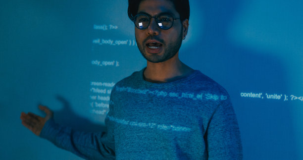 集团亚洲男性软件开发者导师领导经理谈论战略计划执行编写提示AI机器人IT应用程序游牧民，视频游戏，设计师，数据中心。投影幻灯片代码。图片下载