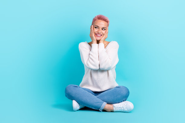 可爱的开朗的漂亮女人的全身长度大小的照片触摸脸颊做梦看模型等好消息孤立的海蓝宝石色背景图片下载