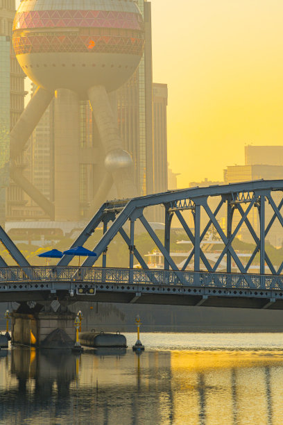 中国上海日出时的外白渡桥。图片下载