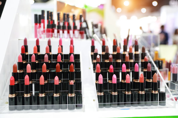 商店里出售的彩色口红特写图片下载