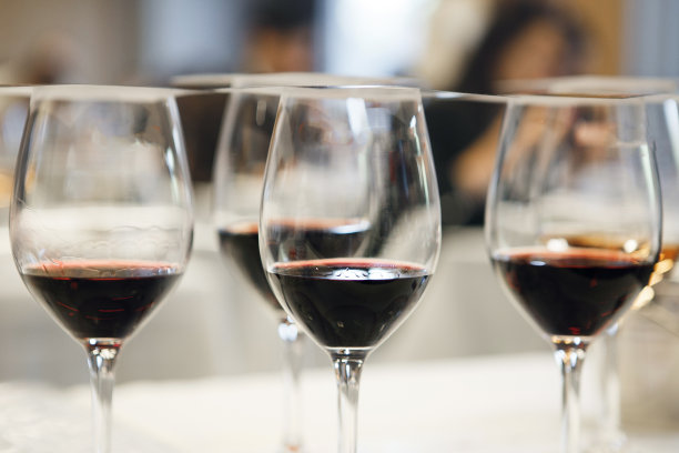 各种酒杯的特写照片与无题倒酒覆盖品尝卡。侍酒师学校的专业品酒设置。图片下载