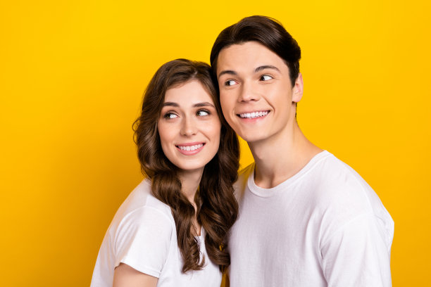 年轻人有趣的情人节概念照片穿白色t恤微笑着看空空间新的节日宣传孤立在黄色背景图片下载