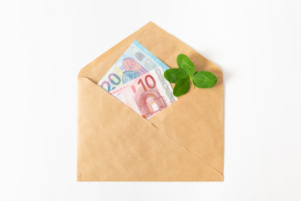 信封内装有欧元钞票和三叶草。白色背景上的四叶草。财富、成功、事业、幸运、投资、赢、头奖的概念。钱和三叶草。幸运的护身符。工资、收入图片下载