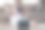 妈妈和小女儿周末的照片看上网本笔记本电脑电影坐在舒适的沙发地毯家公寓房子图片下载
