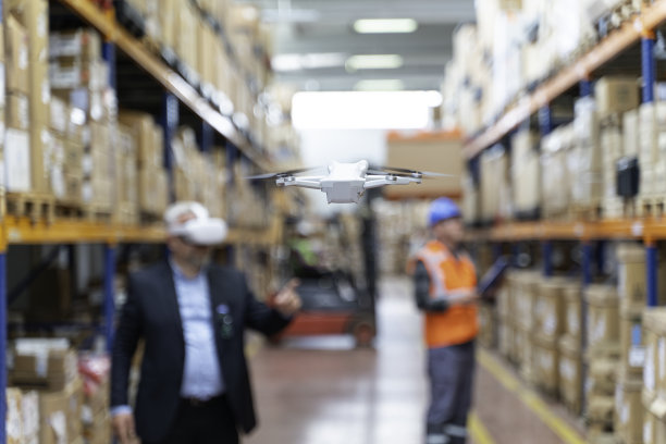 商人利用虚拟现实耳机进行仓库监控。图片下载