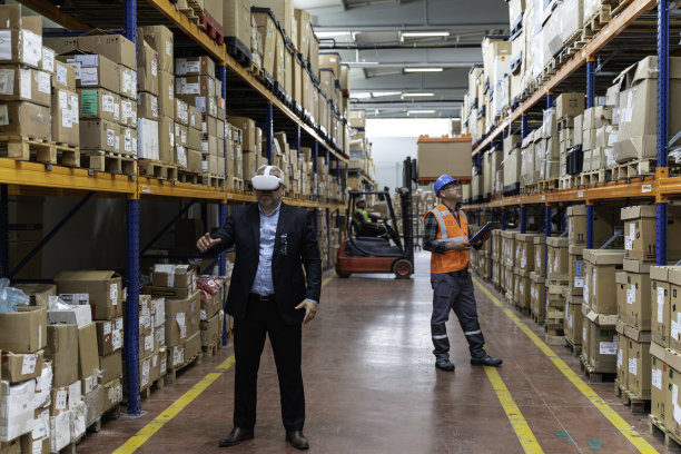 商人利用虚拟现实耳机进行仓库监控。图片下载