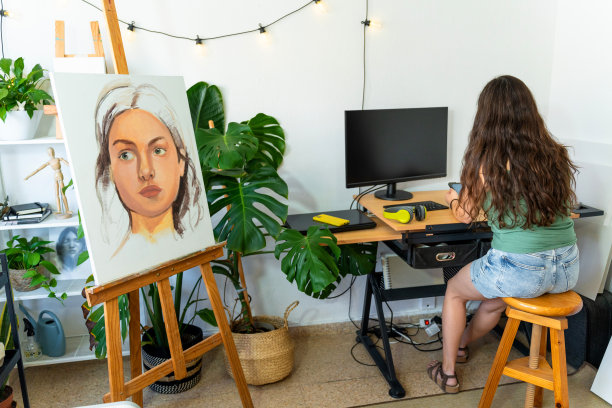 女艺术家专注于在她的办公桌上创作新的艺术品图片下载