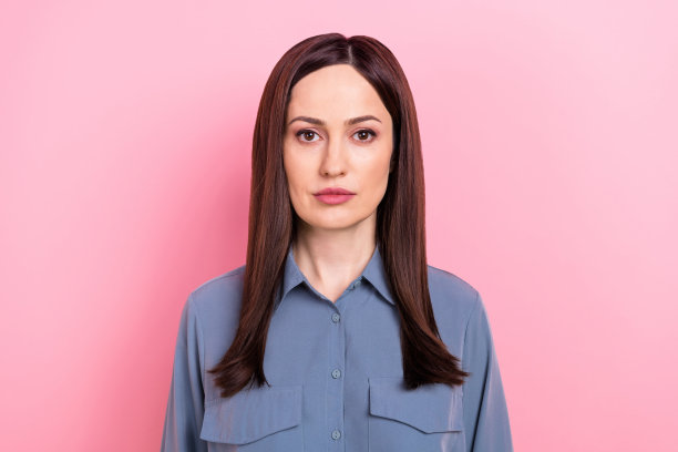 照片肖像自信的商务女士穿着蓝色的正式衬衫时髦的衣服专业的工程师工人孤立在粉红色的背景图片下载