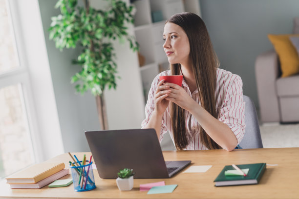 照片肖像迷人的年轻女子拿着咖啡杯工作休息穿着时尚的智能休闲服装室内舒适的房间家庭办公室图片下载
