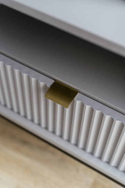 灰色的现代橱柜，抽屉上有金色把手图片下载