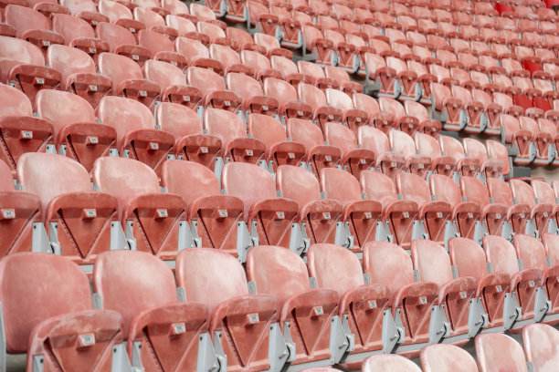 足球场里一排排为体育和音乐活动安排的红色老旧座位。图片下载